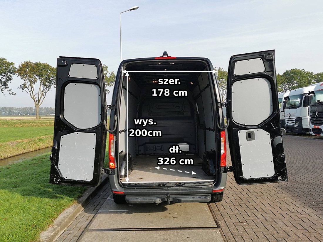 Mercedes Sprinter — przestrzeń ładunkowa, szerokość 178 cm, wysokość 200 cm, długość 326 cm